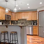 Ridgeview Loft - Top Floor 2 Bed 2 Bath, Amazing Views